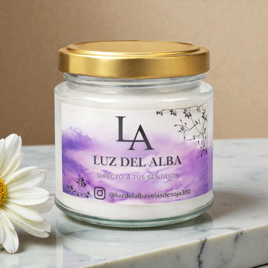 Vela Sensorial Profesional- Linea Bienestar 200Gr en frasco con tapa dorada y etiqueta morada con flores