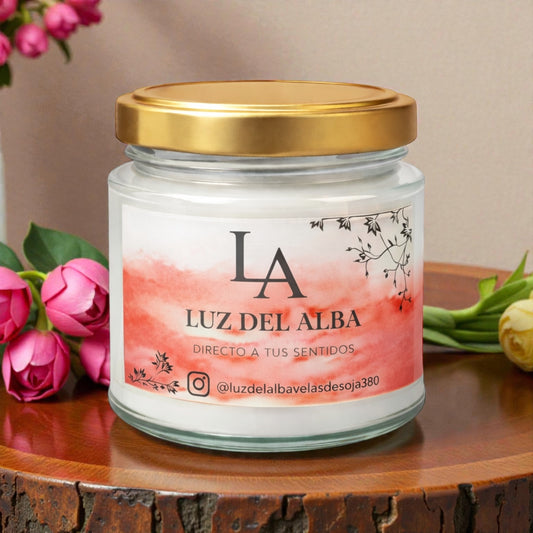 Vela Sensorial Profesional- Linea Bienestar 200Gr, luz del alba, envase con tapa dorada y diseño floral.