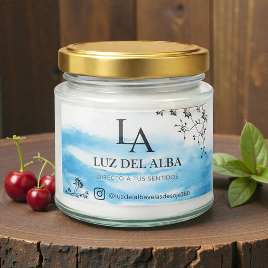 Vela Sensorial Profesional- Linea Bienestar 200Gr en frasco con tapa dorada sobre un fondo de madera.